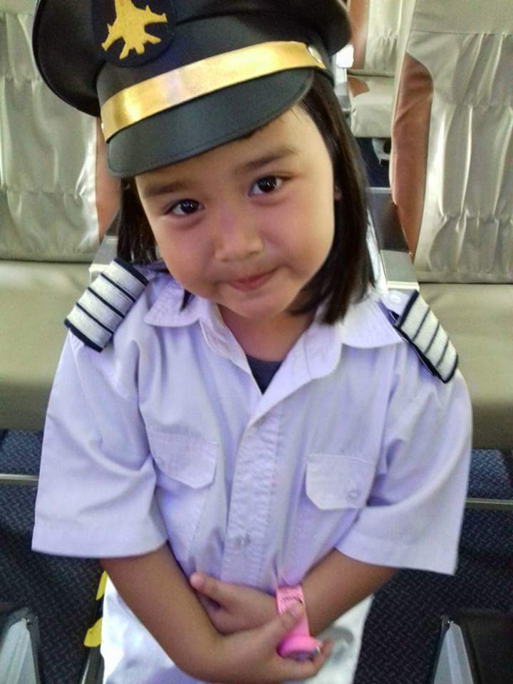 hyeonhoon_'s tweet image. 👧🏻 : aku jadi pilot, keren ga? 😋
🧒🏻 : kerenn, hormat kepada ketua 🫡

[#CortisSelcaDay #JUHOON #CORTIS]