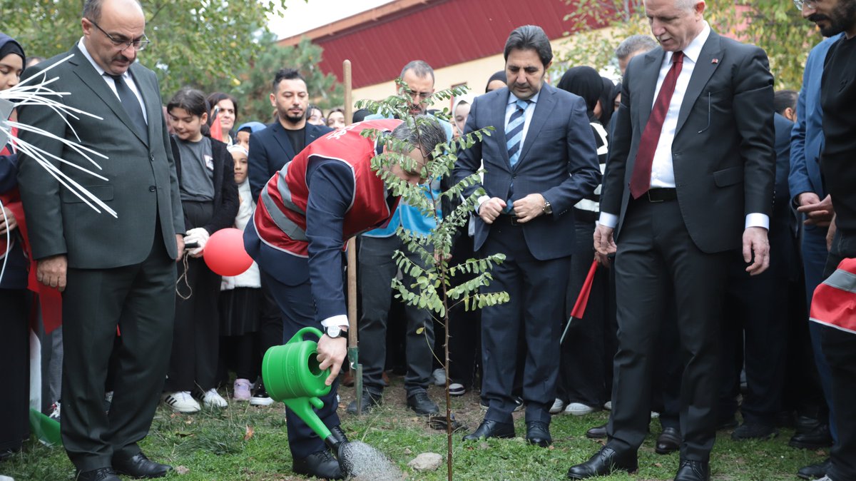 Türkiye Yeşeriyor, Gazze Güçleniyor 🌱

Bu vatan için can veren şehitlerimizin ve Gazze’deki şehit kardeşlerimizin aziz hatırasını yaşatmak için İstanbul Kazlıçeşme Abay Kız Anadolu İmam Hatip Lisesi’nde fidan dikimi gerçekleştirdik.

81 ilde imam hatip okullarımızda eş zamanlı