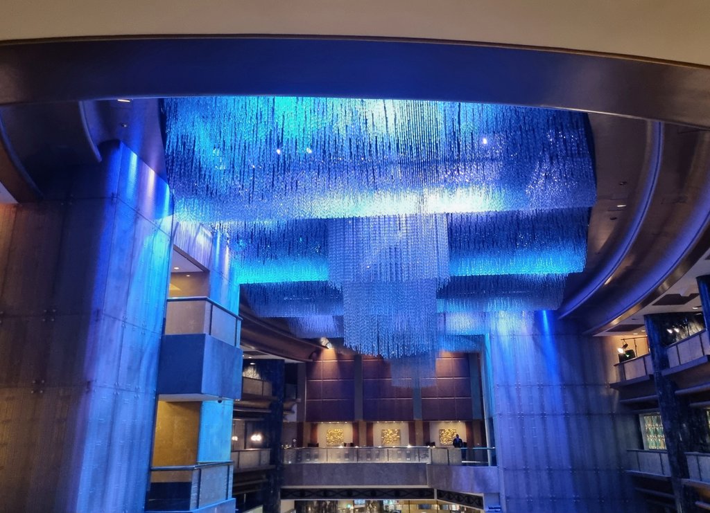 SingChaupai's tweet image. Chandelier energy! ✨️
Let there be light ..... and a little glamour 💫
#mobilephotography #chandelier