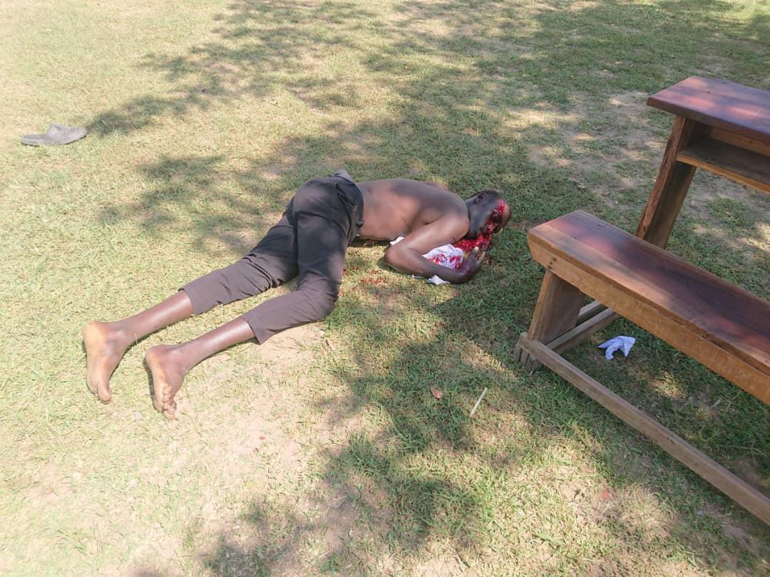 JaraEko's tweet image. This is a senior 6 students of TEPA..Teso Progessive Academy in Ngora, one of the students accused him for stealing a box,  the police came in to arrest him, He resisted arrest and one of the police officer lost temper and Shot him dead and injured a teacher as well.😭😭