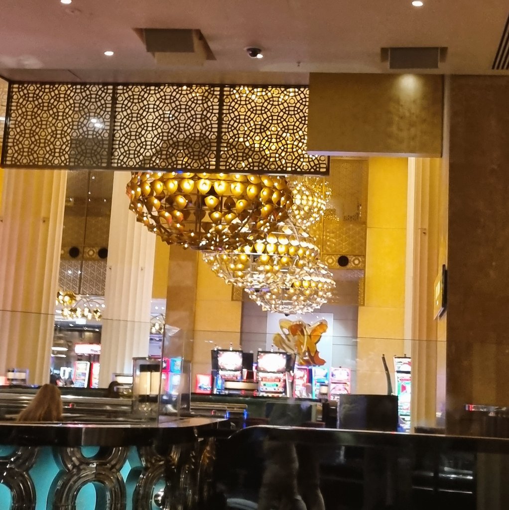 SingChaupai's tweet image. Chandelier energy! ✨️
Let there be light ..... and a little glamour 💫
#mobilephotography #chandelier