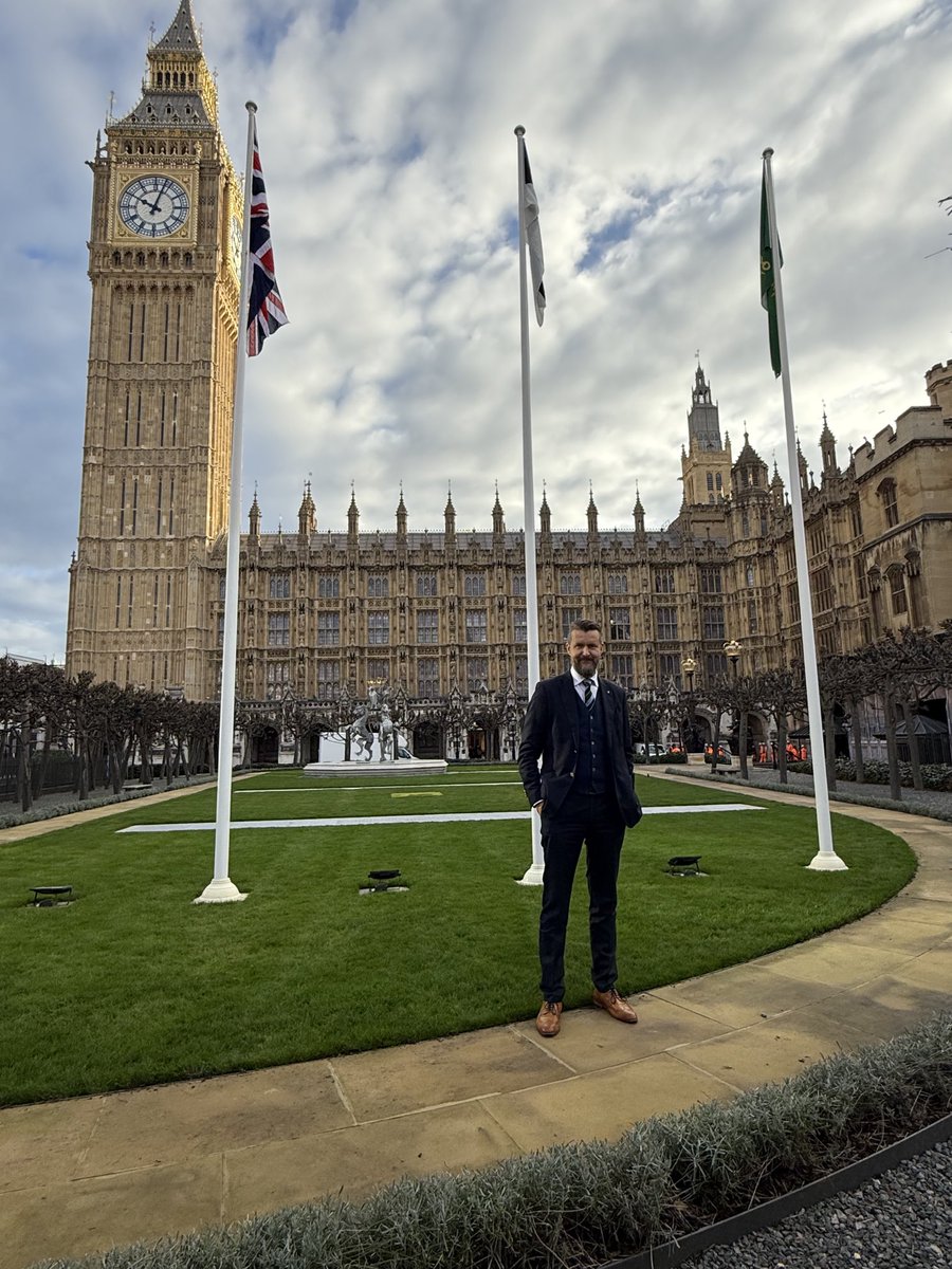 I met with the Speaker ⁦<a href="/LindsayHoyle_MP/">The Rt Hon Sir Lindsay Hoyle MP</a>⁩ today. There was no wind at all, so you will have to take my word for it that the middle flag is the Estonian 🇪🇪 flag. I look forward to facilitating closer cooperation between the ⁦<a href="/Riigikogu/">Riigikogu</a>⁩ and ⁦<a href="/UKParliament/">UK Parliament</a>⁩