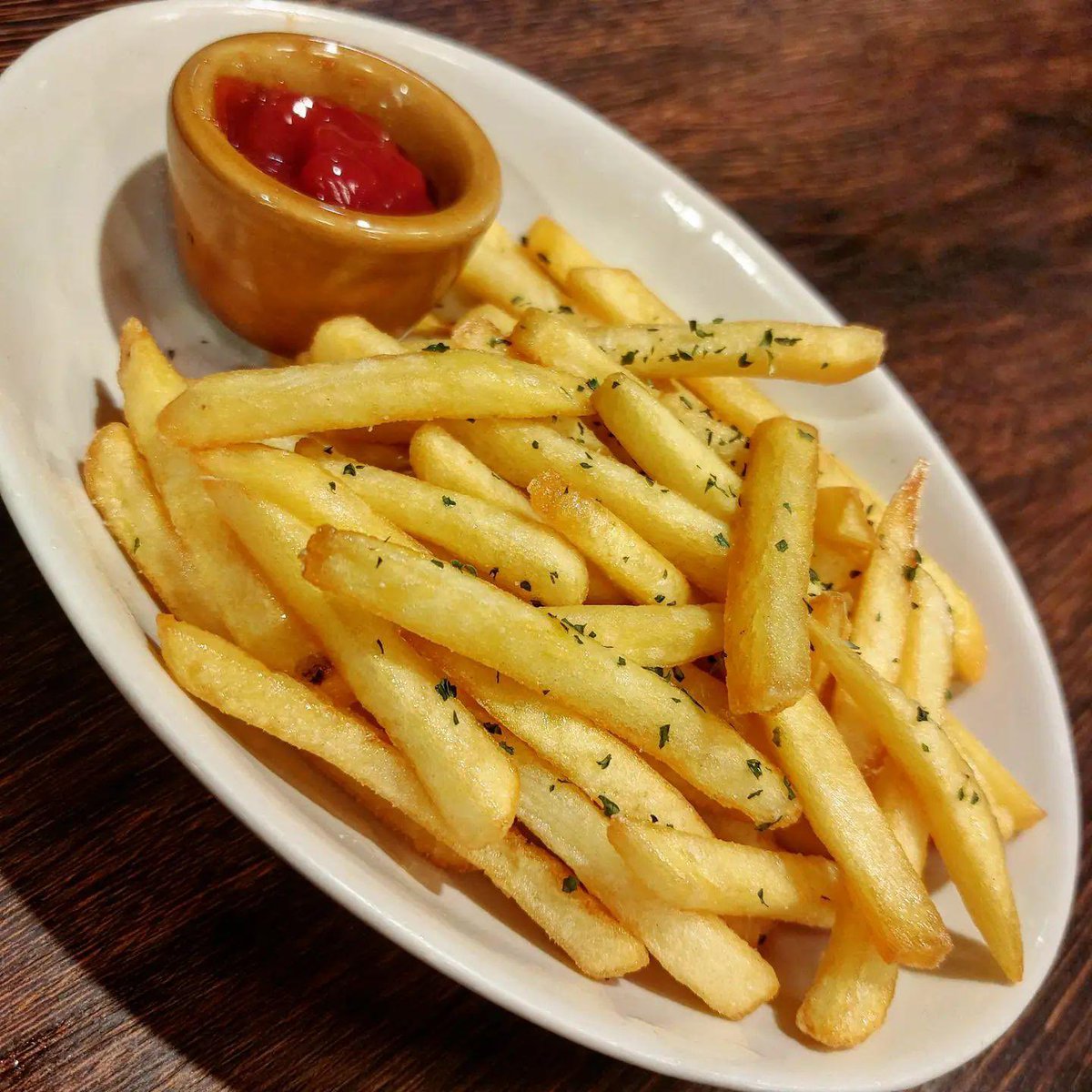 OXIS_SNS's tweet photo. 先週金曜日は、新人営業ちゃんと総務を誘って飲み屋へ🍻
女子会だとポテト付くらしい〜
女子特典ありがたみ🙏
#女子は優遇されがち
#女子トークに花が咲く？
#オキシス
#渋谷
#梅田
#IT会社
#SES営業 https://t.co/iAnwINyVB3