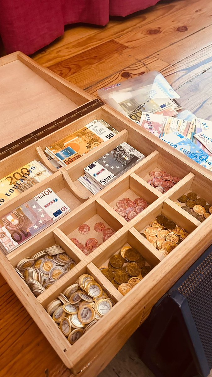 SJDValladolid's tweet image. De la teoría a la práctica. Tras la formación en educación financiera junto al @BancoDeEspana hace unas semanas, hoy ha tocado un taller práctico con billetes y monedas. 

Seguiremos dando pasos para que la inclusión financiera sea una realidad. 

#discapacidadsjd #bancodeespaña