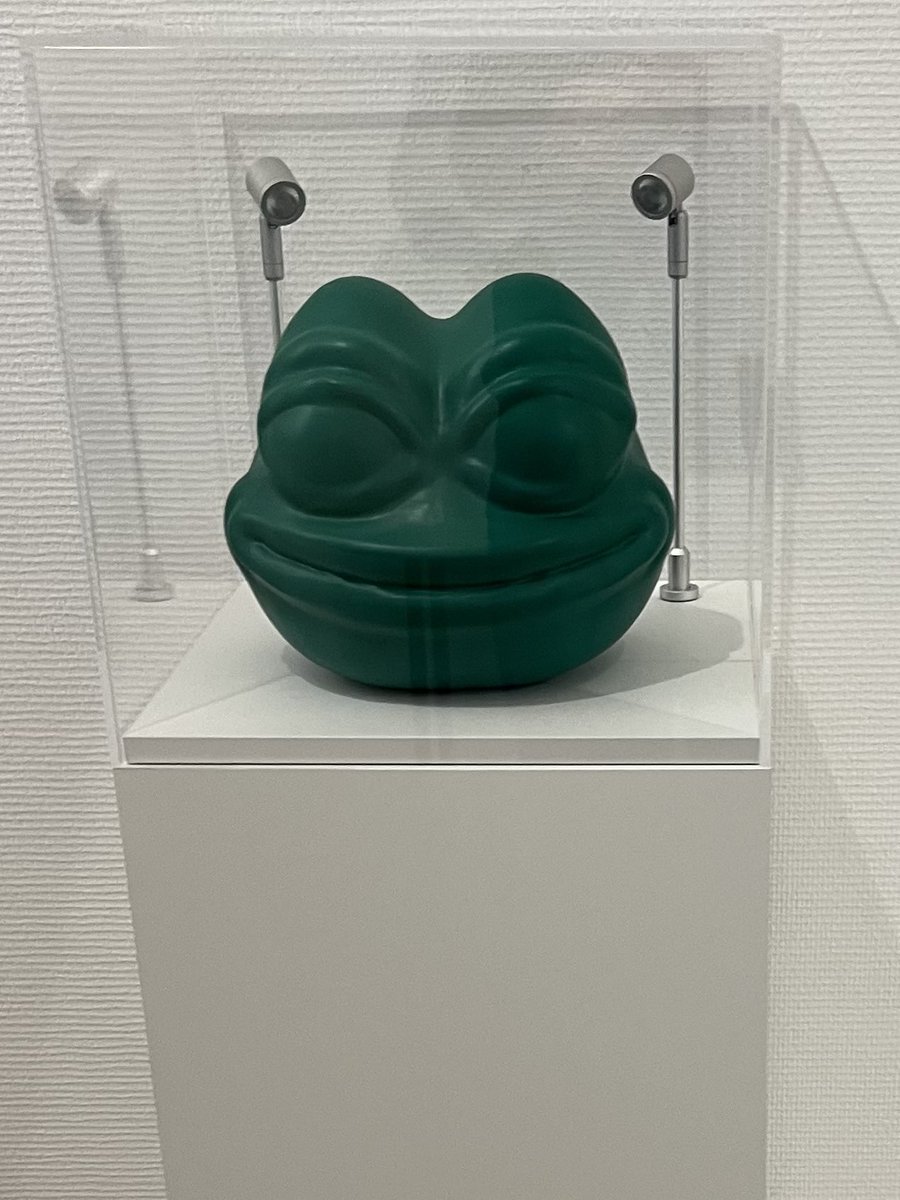 MrCryptoWatches's tweet photo. Pepe got a new display @bettidlomas @rebelmoneyart @zetra_art https://t.co/NrL6LNrVDI