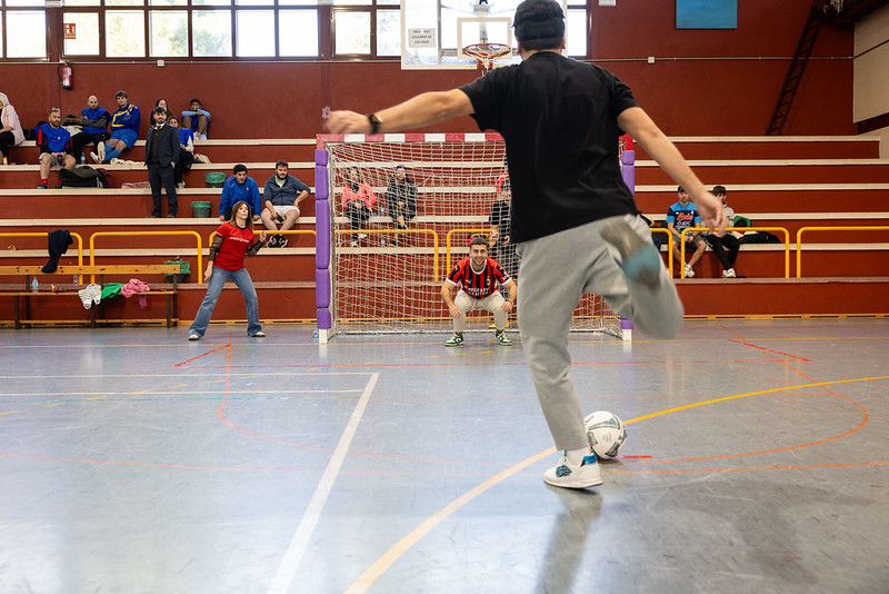 La_UPM's tweet image. Es una de las actividades más icónicas de la UPM y forma parte de #UPMConecta. Hoy celebramos en #CampusSur nuestro Torneo de Fútbol Ciegos ⚽️🧑‍🦯 una apuesta por la superación que nos demuestra cada año que los límites son solo relativos. 
Todos juntos #somosUPM 
#nosoloingenieria