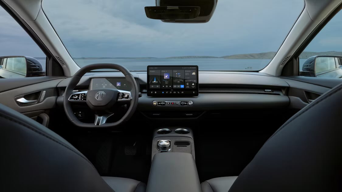 Esta semana estoy con el MG S5. Dentro no te encuentras ninguna firma de ninguna marca de sonido.

Bueno, pues se ríe en la cara de muchos otros equipos de audio que tienen la firmita en todas partes... 😉