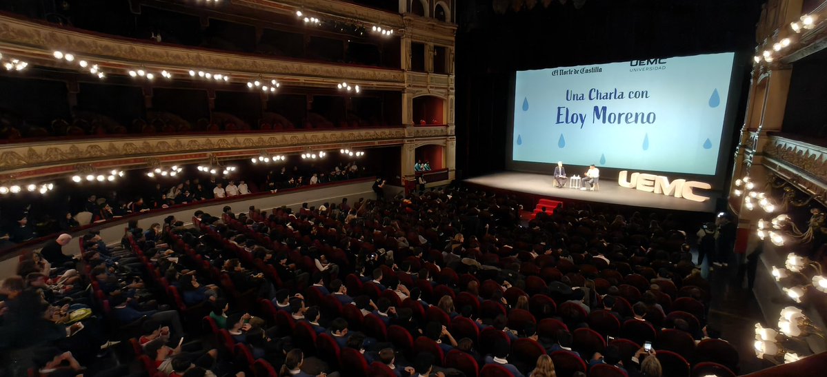 El escritor <a href="/Eloy__Moreno/">Eloy Moreno</a>, autor de #Invisible, comparte con un repleto <a href="/TCalderonVLL/">Teatro Calderón</a> las claves de un libro que ha llegado a las manos  de millones de jóvenes de todo el mundo. 

Un evento organizado por <a href="/nortecastilla/">El Norte de Castilla</a> y la <a href="/UEMC/">UEMC</a>, dirigido a alumnos de 2º y 3º de la ESO para