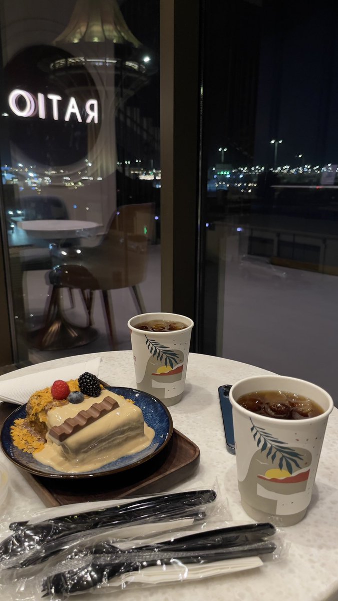 _ei5vl's tweet photo. طبعاً القهوة من كوفي والحلى من كوفي ثاني .. مين نفسي ؟ https://t.co/o1yj4npHDe