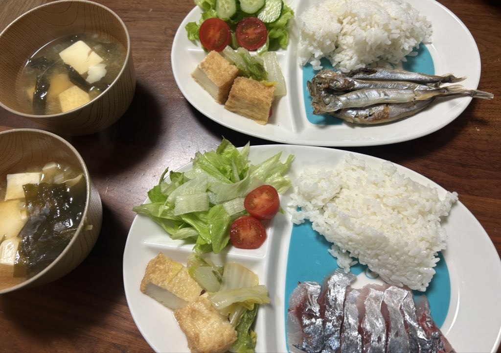 JapaneseMe13568's tweet image. English caption（X用）

Tonight’s dinner 🍽️
• Fish — either shishamo or sashimi
• Simmered tofu puff and napa cabbage
• Simple salad 
• Miso soup
• Steamed rice
• Frozen strawberry yogurt with honey for dessert 🍓✨

#japanesefood #everydaymeals #simpledinner #foodpics