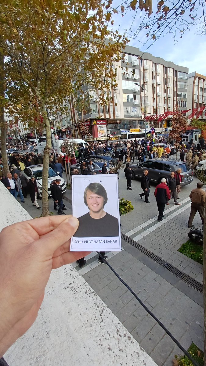 Ormanlarımızı ve toprağımızı korumak için canını bu toprağa feda eden şehidimizi son yolculuğuna uğurladık.
Bizim hakkımız varsa helal olsun.
#ŞehitpilotHasanBahar