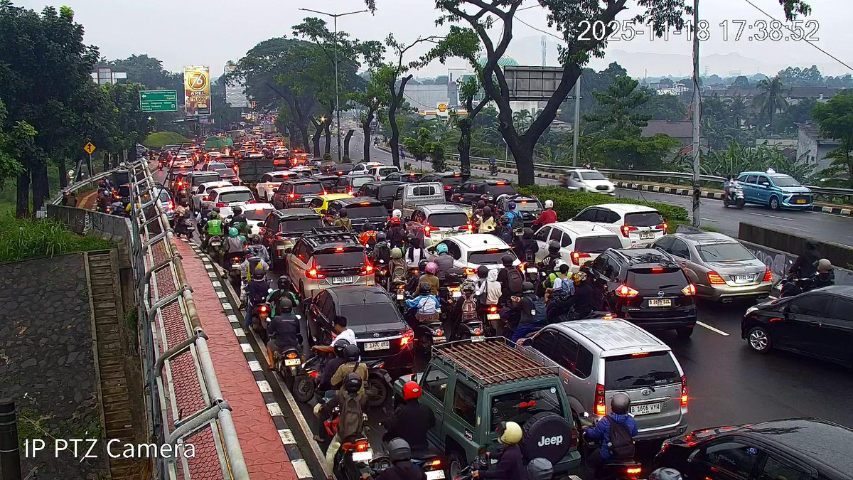 infotolbsd's tweet image. Info terkini pkl 17:45 WIB  lalulintas Exit KM 10 Ciater-Puspemkot padat merayap imbas volume lalin di arteri, tetap hati-hati saat berkendara dan jaga jarak aman anda.
@TMCPoldaMetro
@RadioElshinta
@sonora969 
@PTJASAMARGA