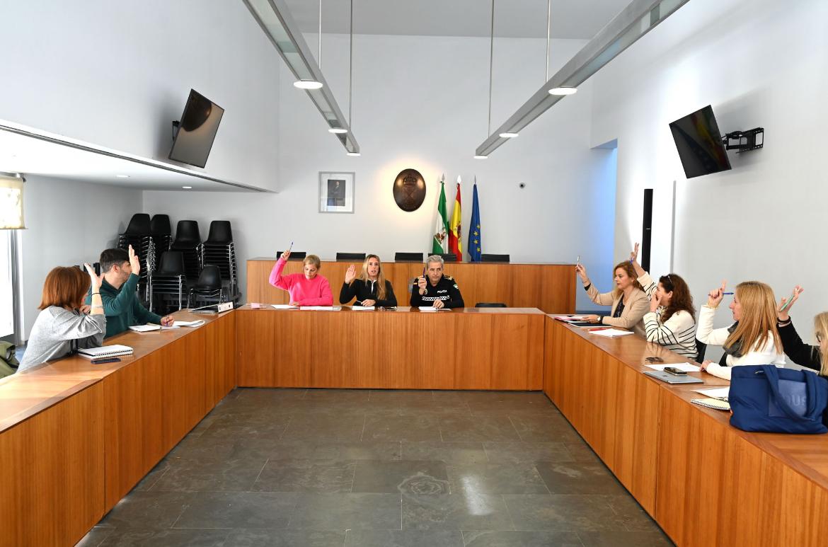 Esta mañana se ha reunido la Comisión Municipal de Absentismo Escolar de Tomares, con la participación de equipos directivos de los centros escolares del municipio, Policía Local y el Área de Educación del Ayuntamiento.

➡️Seguimiento trimestral y evaluación del alumnado.
