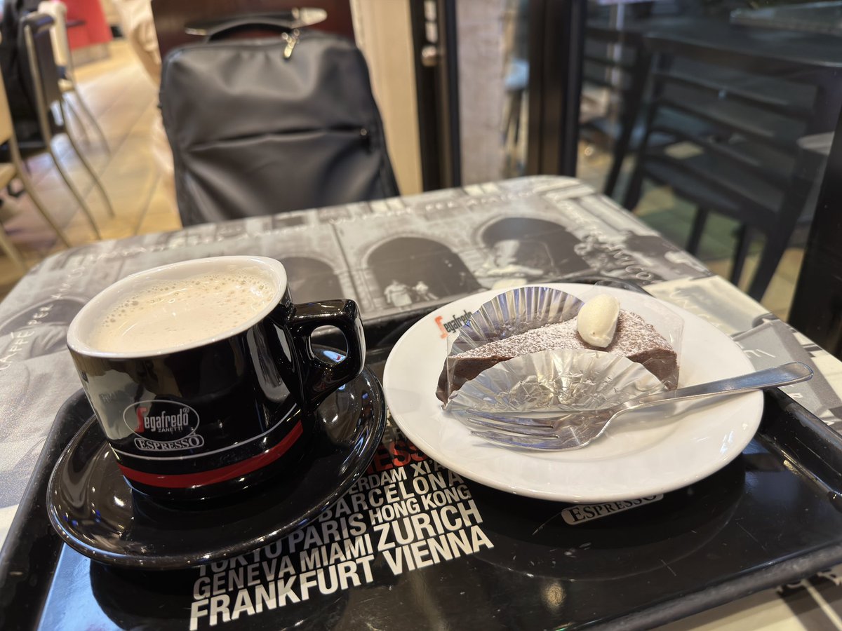 1028suke_sam's tweet photo. #お疲れ様でした ☺️
寒いので、ホットの #ルイボスミルクティー と #チョコタルト を☺️
ホッとした😆😚
#segafredo https://t.co/RWO5OHZ8UB