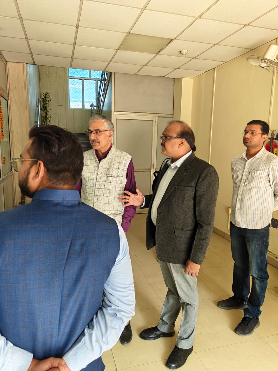 आज दिनांक 18.11.2025 को मुख्य अभियंता लखनऊ मध्य क्षेत्र द्वारा 1912 व अधीक्षण अभियंता (वाणिज्यिक) के कार्यालय का औचक निरीक्षण किया गया। निरीक्षण के दौरान वाणिज्यिक कार्यों से संबंधित सभी बिंदुओं पर गहन चर्चा की गई।