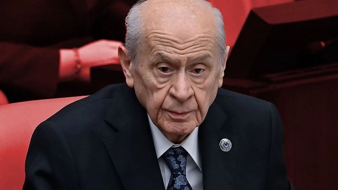 🗣️Alparslan Türkeş’in oğlu Kutalmış Türkeş’ten, İmralı’ya Apo ile görüşmeye gitmek isteyen Devlet Bahçeli’ye:

“Meydanlarda ip atıp bebek katiline idam isteyen birinin, onbinlerce insanımızın katilinin ayağına gideceğim demesi ve ayakta alkışlanması, sizin hiçbir zaman Ülkücü ve