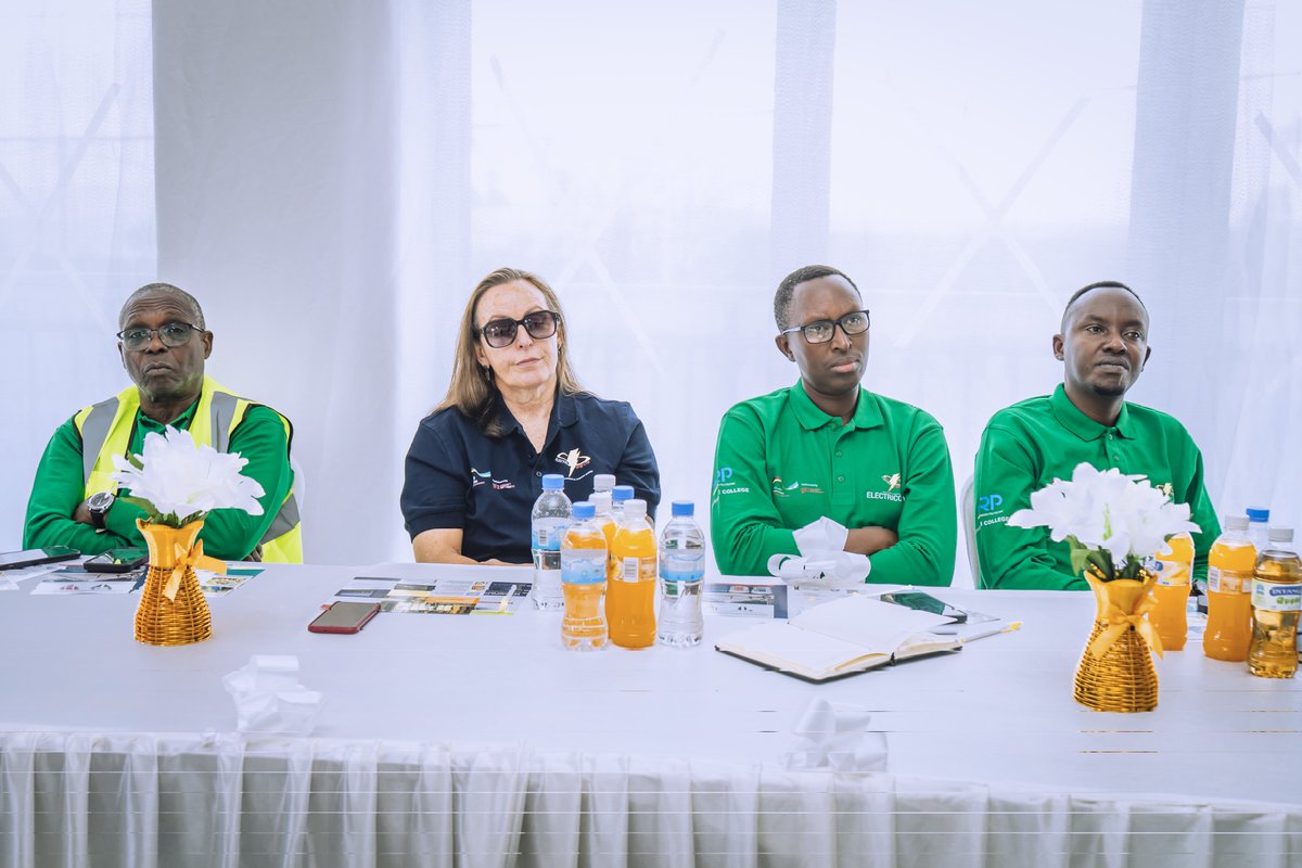 ZacharieNDAYIS5's tweet image. This program brings together trained students, leaders from @MusanzeCollege &amp;amp; @GishariCollege, reps from private companies partnered with @Electricom_ltd_, and expert trainers from both public &amp;amp; private sectors. #Partnership 
#GrowthForAll