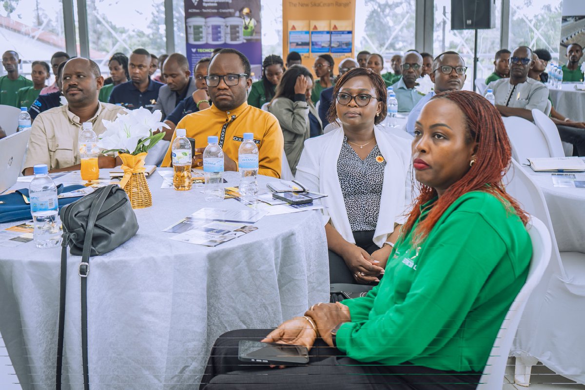 ZacharieNDAYIS5's tweet image. This program brings together trained students, leaders from @MusanzeCollege &amp;amp; @GishariCollege, reps from private companies partnered with @Electricom_ltd_, and expert trainers from both public &amp;amp; private sectors. #Partnership 
#GrowthForAll