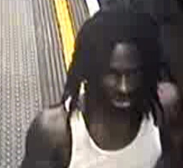We want to speak to this man after two women were assaulted in linked attacks just 10 minutes apart on the Central Line.

Do you recognise him? Can you name him?

Text us on 61016 using reference 402 of 11 November.

More 👇

spkl.io/6001AdDWf