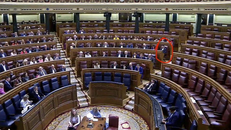 Rufián eres un cínico y un indigente mental. A ti no te importan las víctimas, eres el doberman de Sánchez.
En la mañana del día 30 de octubre, mientras los valencianos visualizamos la magnitud de la tragedia. Tú como buen bufón del PSOE estabas votando el asalto a RTVE.