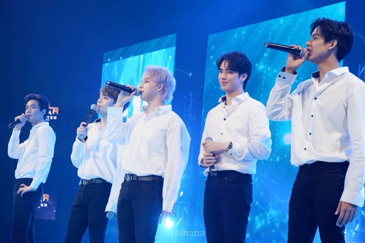 raihannuy1's tweet image. SBFIVE แยกย้ายกันไปทำงานพักใหญ่แล้ว ลองแกล้งรวมตัวฟอร์มวงจัดคอนเสิร์ตหน่อย คิดถึงนะ 

รูปจากคอนเสิร์ตสุดท้ายเมื่อวันที่ 8 ธันวาคม 2562 

#SBFIVE 
#HIGHFIVE