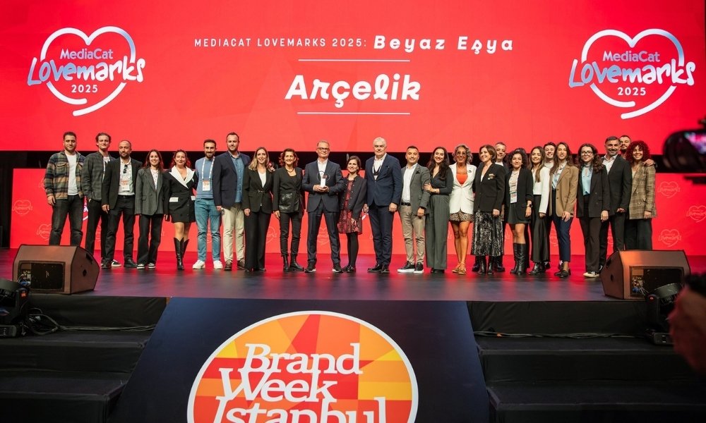 Ev teknolojileri alanında Türkiye’nin öncü markası Arçelik, MediaCat ve Ipsos tarafından gerçekleştirilen “Türkiye’nin Lovemark’ları” araştırmasında, 17 yıldır üst üste birinci seçilen tek marka oldu.  <a href="/arcelik/">arcelik</a> 
Haberin devamı için:
mallreport.com.tr/2025/11/18/tur…