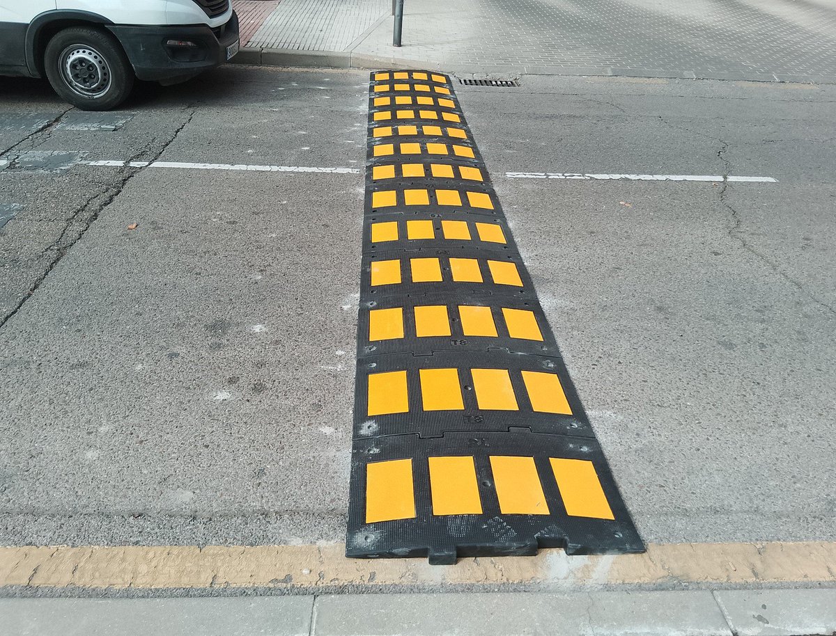 #MOVILIDAD | 🚧 REDUCTORES EN C/ GARDENIAS
🚨 ATENCIÓN
🧵👇
Instalamos tres nuevos reductores de velocidad en C/ Gardenias, tras escuchar las aportaciones vecinales y aplicar criterios técnicos

📍La actuación mejora también la seguridad vial del entorno del CEIP Los Castillos