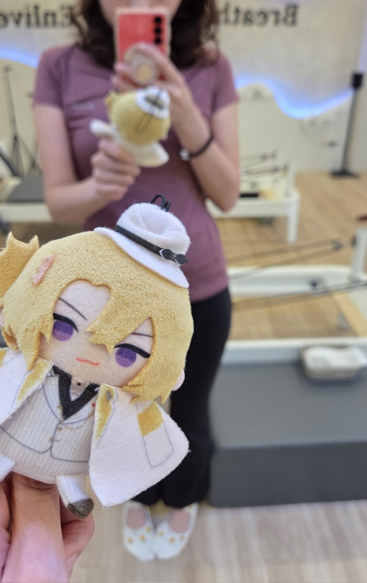 thank u to my emotional support oshi for motivating me through another workout session 🤸‍♀️