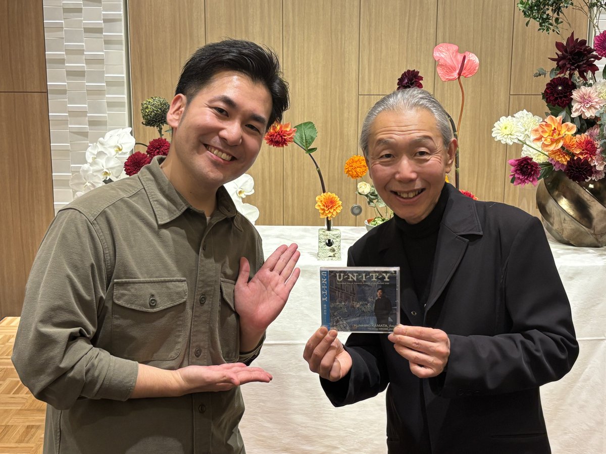 flutekkcreativ's tweet photo. 酒田フィルの打ち上げ会場の隣で、酒田にある本間美術館で個展を開催されている假屋崎省吾さんのパーティが行われており、酒田フィル・フルートパートの黒木さんにご紹介いただき、ご挨拶させていただきました！

実は、假屋崎さんとは広島交響楽団でお仕事をした際に、同じ舞台に乗っていたのです😊

突然のご挨拶にも関わらず、笑顔で気さくにお話ししてくださり、一緒にCDを持って写真まで撮ってくださりました✨

とても素敵なご縁に、感謝です！假屋崎さん、黒木さん、ありがとうございます！

◎假屋崎さんのブログにも載せてくださいました🗒️
https://t.co/jkJNTQOg4L

◎假屋崎省吾さんの酒田での個展は今月24日まで開催されています。
「本間美術館・清遠閣 個展」
会期：11/13(木)〜24(月・祝)9:00〜16:30
【イベント】
●サイン会：11/13(木)〜24(月・祝)
●デモンストレーション：
11/13(木)〜24(月・祝)
平日→①10:30〜②13:30〜
土・日・祝→①10:30〜②12:00〜③14:00〜

#假屋崎省吾 
#酒田フィル #酒フィル 
#本間美術館