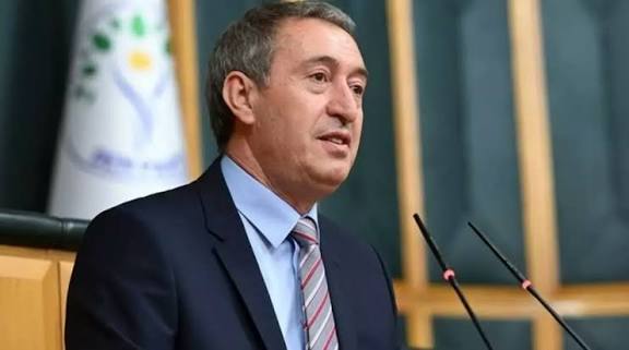 DEM'li Tuncer Bakırhan: 

“Sayın Bahçeli'nin süreci zamana yayan ve erteleyen tutumlara karşı, süreci korumak ve enfekte olmasını engellemek için yaptığı bu çıkışın gereği bir an önce yapılmalıdır.”