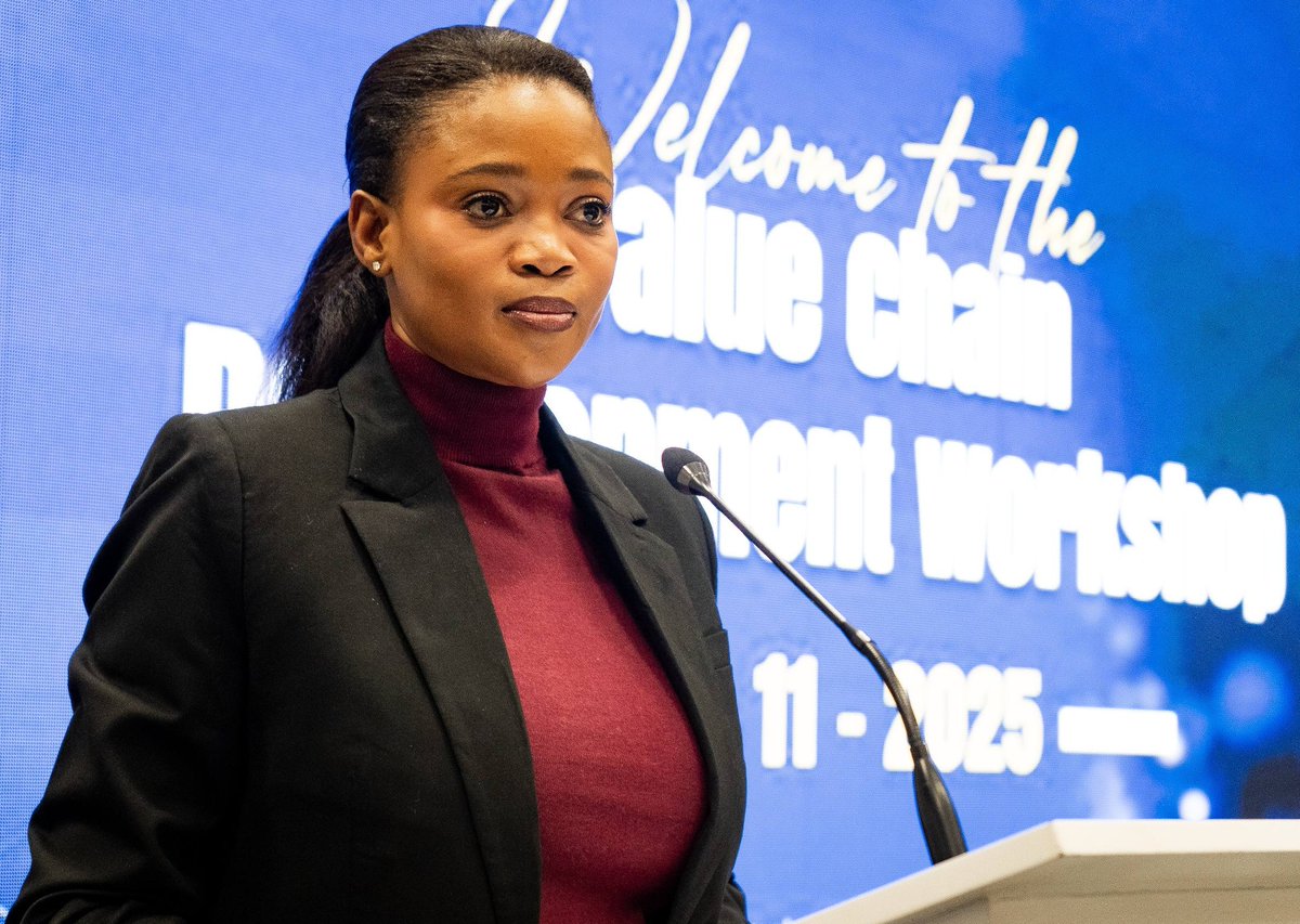 𝐄𝐍𝐇𝐀𝐍𝐂𝐈𝐍𝐆 𝐋𝐎𝐂𝐀𝐋 𝐌𝐀𝐍𝐔𝐅𝐀𝐂𝐓𝐔𝐑𝐈𝐍𝐆 
Minister of Minerals and Energy convened a Value Chain Development workshop to promote collaboration among mining houses to identify and develop local value chain opportunities, explore pathways to localise manufacturing.