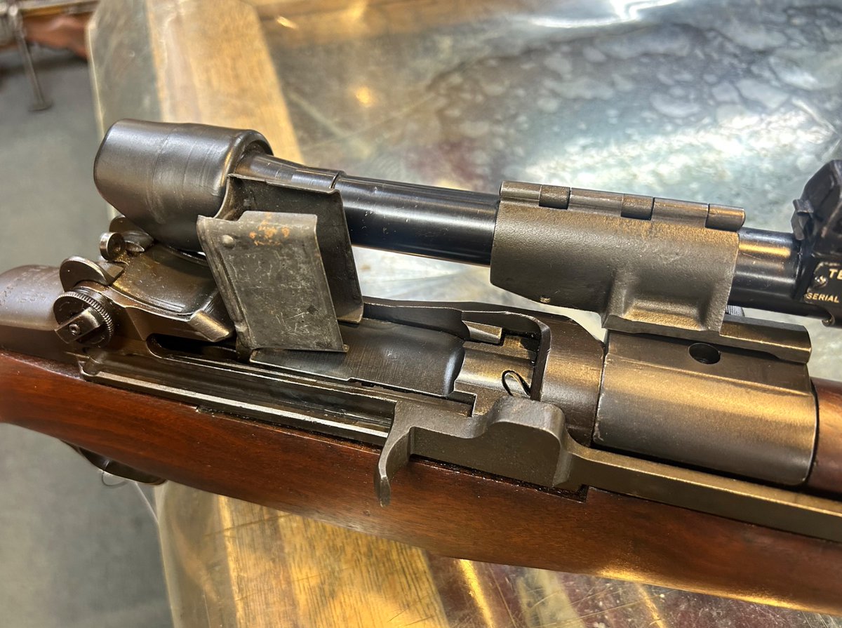 M1Dはスコープがオフセットされています。スコープは機関部の真上に