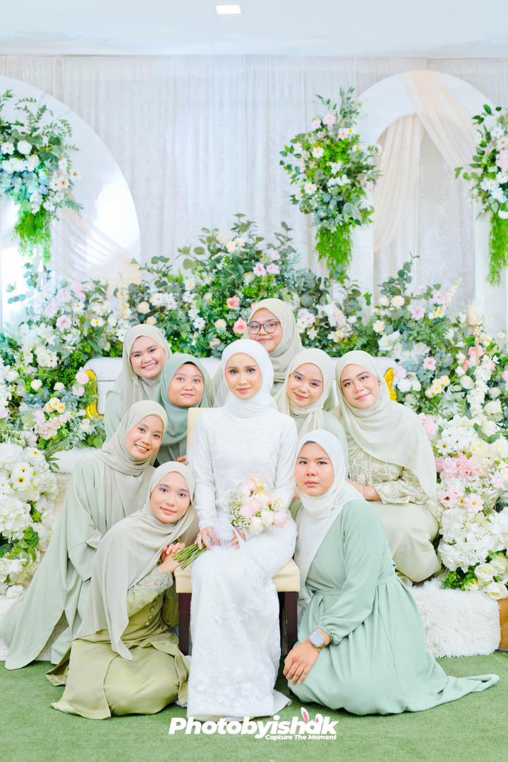 wanasyz's tweet photo. Bridesmaid on duty🤏🏻 https://t.co/ML5tmvFYHH