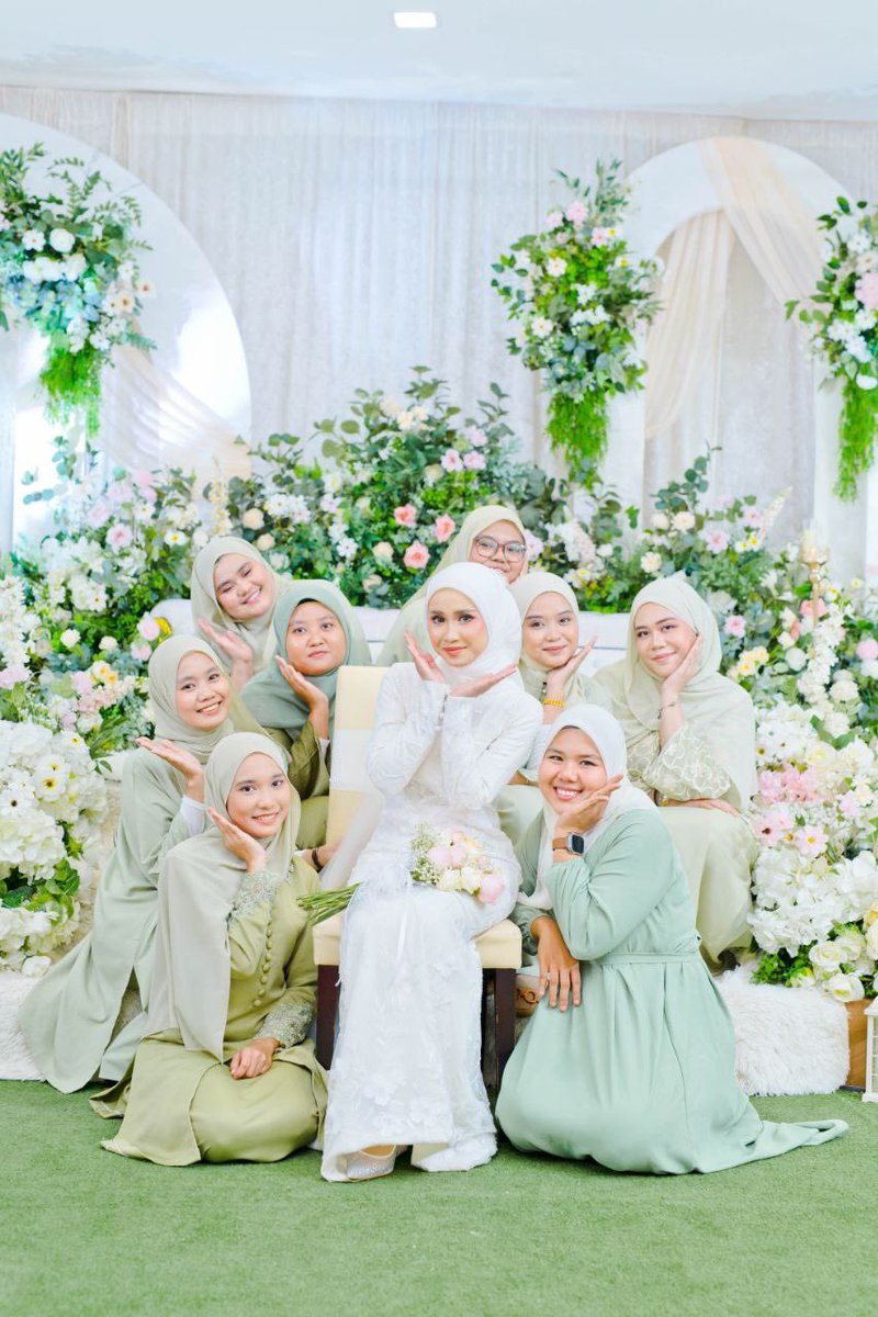 wanasyz's tweet photo. Bridesmaid on duty🤏🏻 https://t.co/ML5tmvFYHH