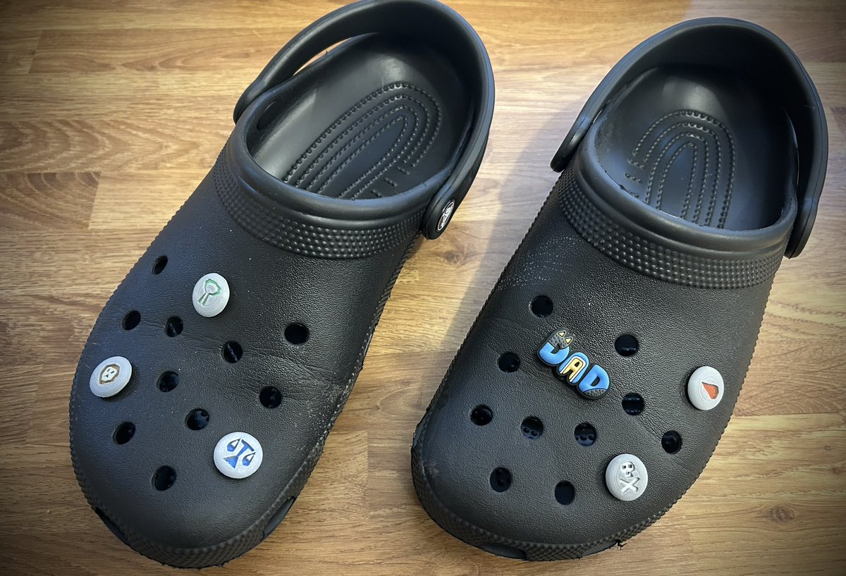 Rate my Crocs 😃 

Christmas is coming, I might ask Santa for some more Charms 🎁 🎅🏻 

#OSRS #RuneScape #Crocs #Charms