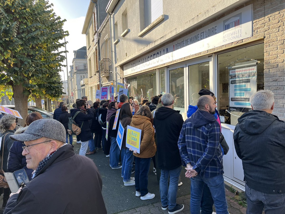 fredpavageau's tweet photo. Ce matin, soutien la Mission Locale du Choletais acteur indispensable aux jeunes ds leur insertion. 
La Région des Pays de la Loire les abandonne en supprimant leurs subventions.
L’Etat en fait de même. aujourd’hui ! 
Il faut garder ce service public de proximité.
#missionlocale https://t.co/fMABsZRCN7