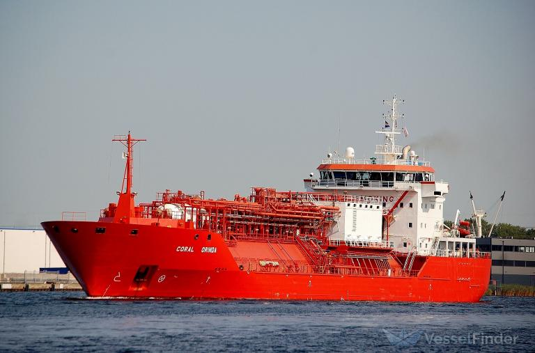 UKikaski's tweet image. 2025-11-17: Russia struck a Turkish-flagged LPG tanker in the port of Izmail. The attack was almost certainly carried out with loitering munitions in the Shahed family.

#OSINT
1/5