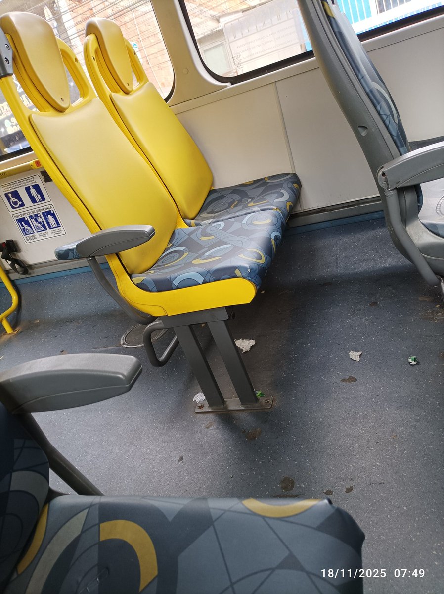 renatotars's tweet image. Olha a sujeira desse ônibus, @sptrans !! Linha 7055-10 largada há tempos! Onde varrem esses ônibus? Em qual ponto final? No bairro, com certeza não! E a @prefsp fazendo comercial de transporte digno! #BDSP #SP1 #SP2 Imagine o ar condicionado disso! 🧫🔬🦂🕷️🪳