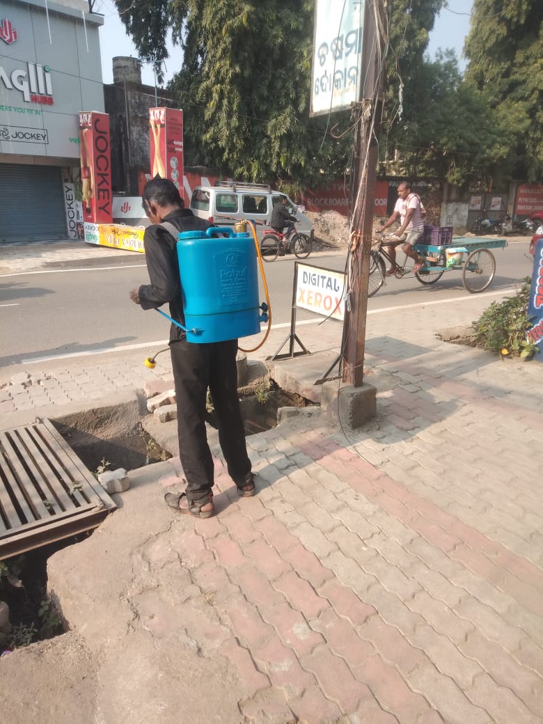 SMC_Sambalpur's tweet image. Anti-mosquito oil spraying conducted in Modipada to reduce mosquito breeding and protect residents from dengue, malaria, and other vector-borne diseases.
#VectorControl