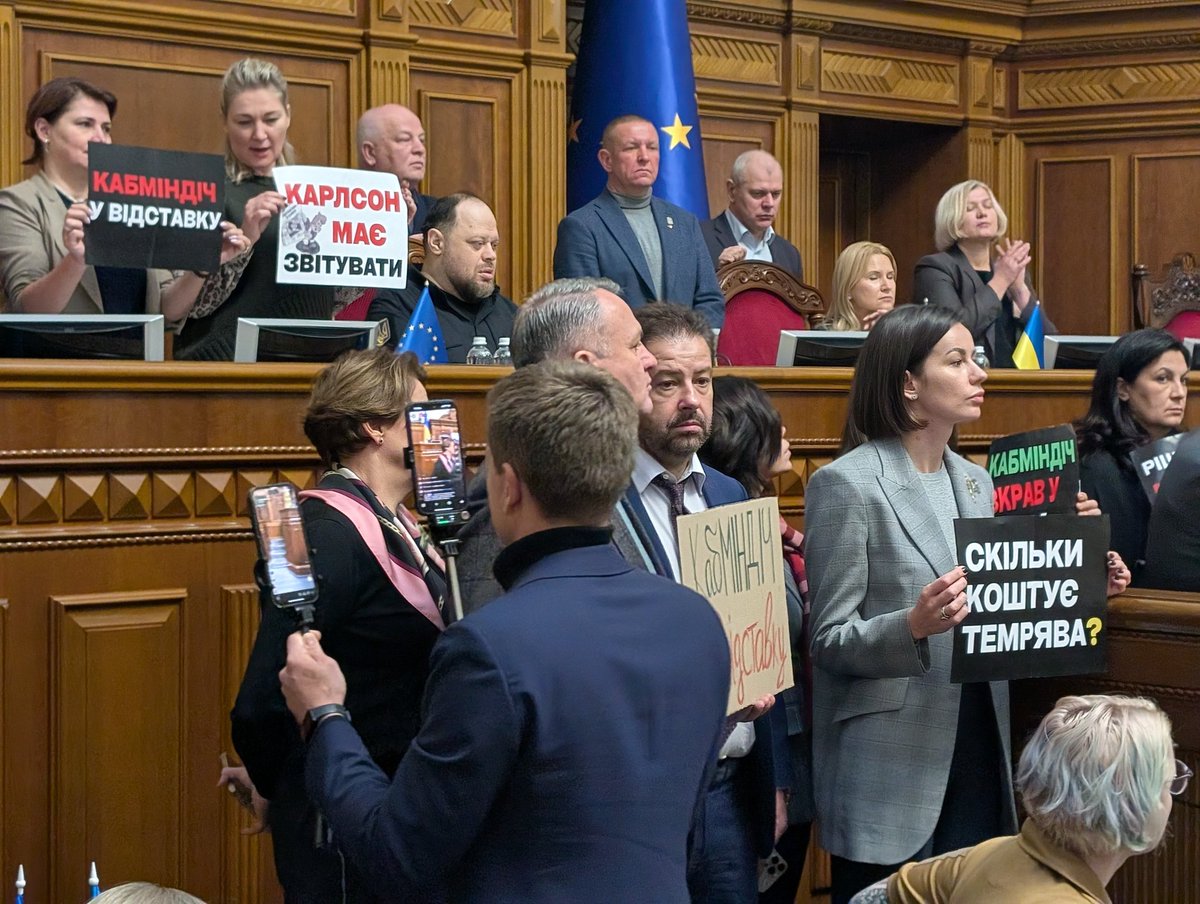 marybezuhla's tweet image. Засідання Верховна Рада України закрилось без жодного голосування. «Євросолідарність» вимагає відставки Кабміну Свириденко, але у них не було плаката про Єрмака 👀 

Хоча згадували)

Ну звісно, Сирський взагалі не фігурує.