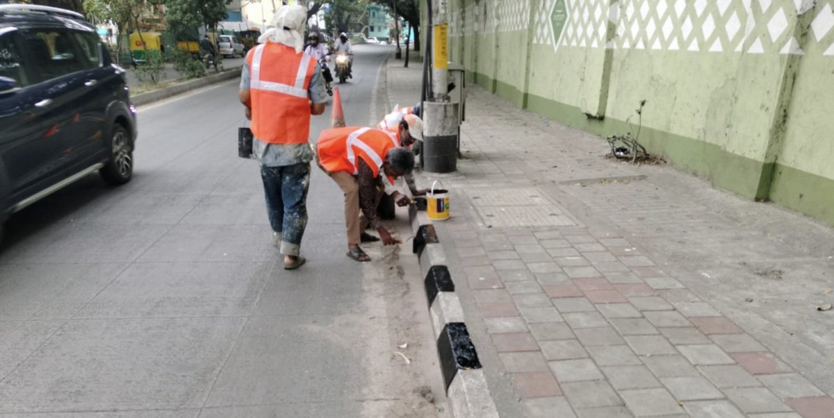 GBA_office's tweet image. ಬೆಂಗಳೂರು ಕೇಂದ್ರ ನಗರ ಪಾಲಿಕೆಯ ಚಿಕ್ಕಪೇಟೆ ಕ್ಷೇತ್ರದ ಪ್ರಮುಖ ರಸ್ತೆಗಳಲ್ಲಿ ಪಾದಚಾರಿ ಮಾರ್ಗದ ಕರ್ಬ್‌ಗಳಿಗೆ ಪೇಂಟಿಂಗ್ ಕಾರ್ಯ ನಡೆಯುತ್ತಿದ್ದು,  ನಗರದ ಸೌಂದರ್ಯ ವೃದ್ಧಿಗೆ ಆದ್ಯತೆ ನೀಡಿ ಕೈಗೊಂಡಿರುವ ಈ ಕಾರ್ಯ ಕ್ರಮಬದ್ಧವಾಗಿ ಮುಂದುವರಿಯುತ್ತಿದೆ.

#GreaterBengaluruAuthority #centralcitycorporation #DKShivakumar