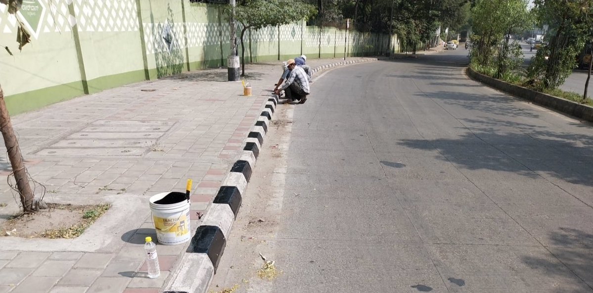 GBA_office's tweet image. ಬೆಂಗಳೂರು ಕೇಂದ್ರ ನಗರ ಪಾಲಿಕೆಯ ಚಿಕ್ಕಪೇಟೆ ಕ್ಷೇತ್ರದ ಪ್ರಮುಖ ರಸ್ತೆಗಳಲ್ಲಿ ಪಾದಚಾರಿ ಮಾರ್ಗದ ಕರ್ಬ್‌ಗಳಿಗೆ ಪೇಂಟಿಂಗ್ ಕಾರ್ಯ ನಡೆಯುತ್ತಿದ್ದು,  ನಗರದ ಸೌಂದರ್ಯ ವೃದ್ಧಿಗೆ ಆದ್ಯತೆ ನೀಡಿ ಕೈಗೊಂಡಿರುವ ಈ ಕಾರ್ಯ ಕ್ರಮಬದ್ಧವಾಗಿ ಮುಂದುವರಿಯುತ್ತಿದೆ.

#GreaterBengaluruAuthority #centralcitycorporation #DKShivakumar