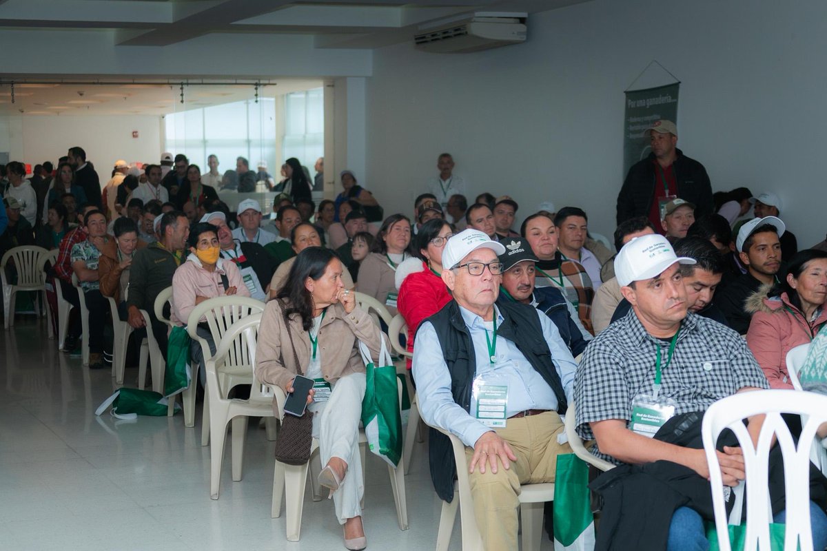 Alfred_Balle's tweet photo. ¡En Cundinamarca consolidamos la primera Red de Ganaderos Sostenibles!🤝
Gracias a la alianza que tenemos desde la @CAR_Cundi con @Fedegan 380 productores ya implementan Unidades Productivas Sostenibles (UPS) en 10 municipios priorizados.

Los productores beneficiados incorporarán sistemas silvopastoriles, tecnologías limpias y estrategias de restauración ecológica para enfrentar la variabilidad climática.

¿Nuestra meta? 1.000 UPS en 28 municipios de la jurisdicción. 
¿El resultado? productores más fuertes y un territorio mejor protegido.🙌🏻