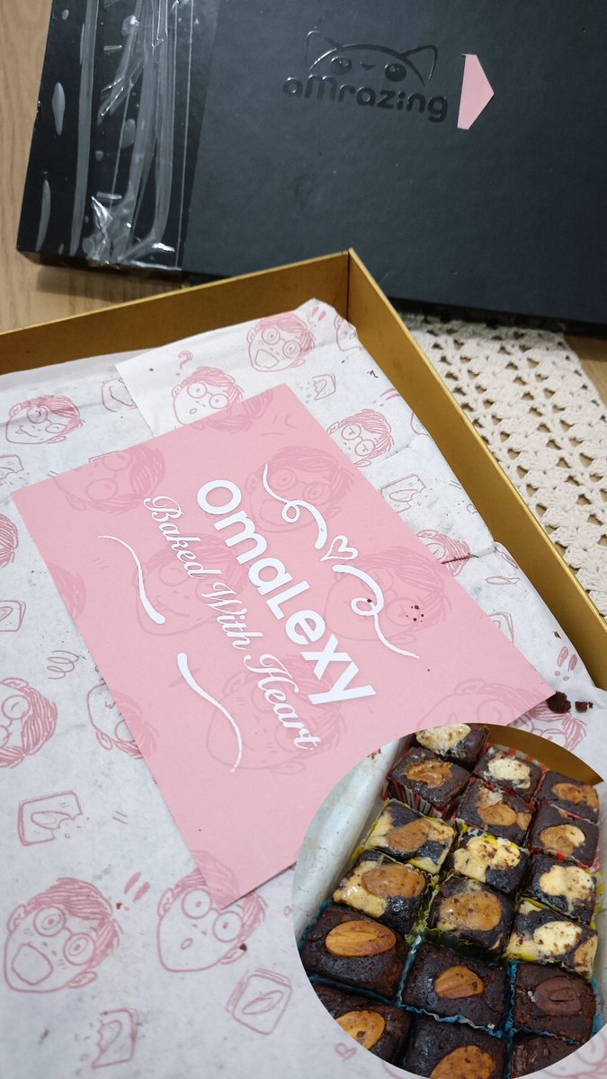 ellaChullie's tweet photo. Early birthday treats dari aku, untuk aku🤪🤪 Brownies terenak yang pernah aku makan @aMrazing 🤤🤤🤤 Belinya di @tehnit4 ajaa, jadi bisa di mix sesuai selera. Makasiii lohh teh, cepet banget ini nyampenya❤️ https://t.co/nFXoeVxVWh