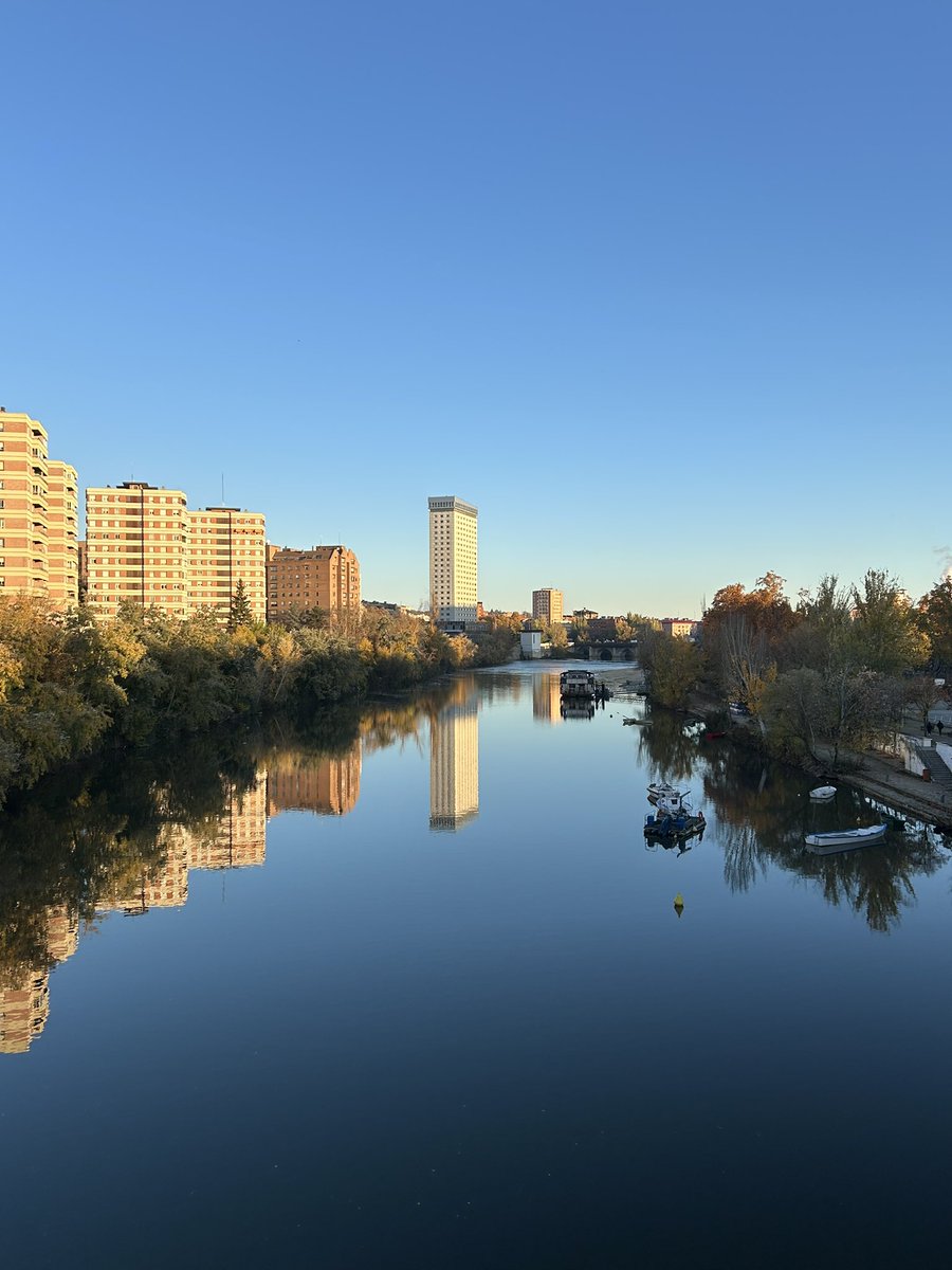 Hoy el Pisuerga se vistió de espejo. Qué bonito Jigsaw Puzzle se sacaría de esta foto…