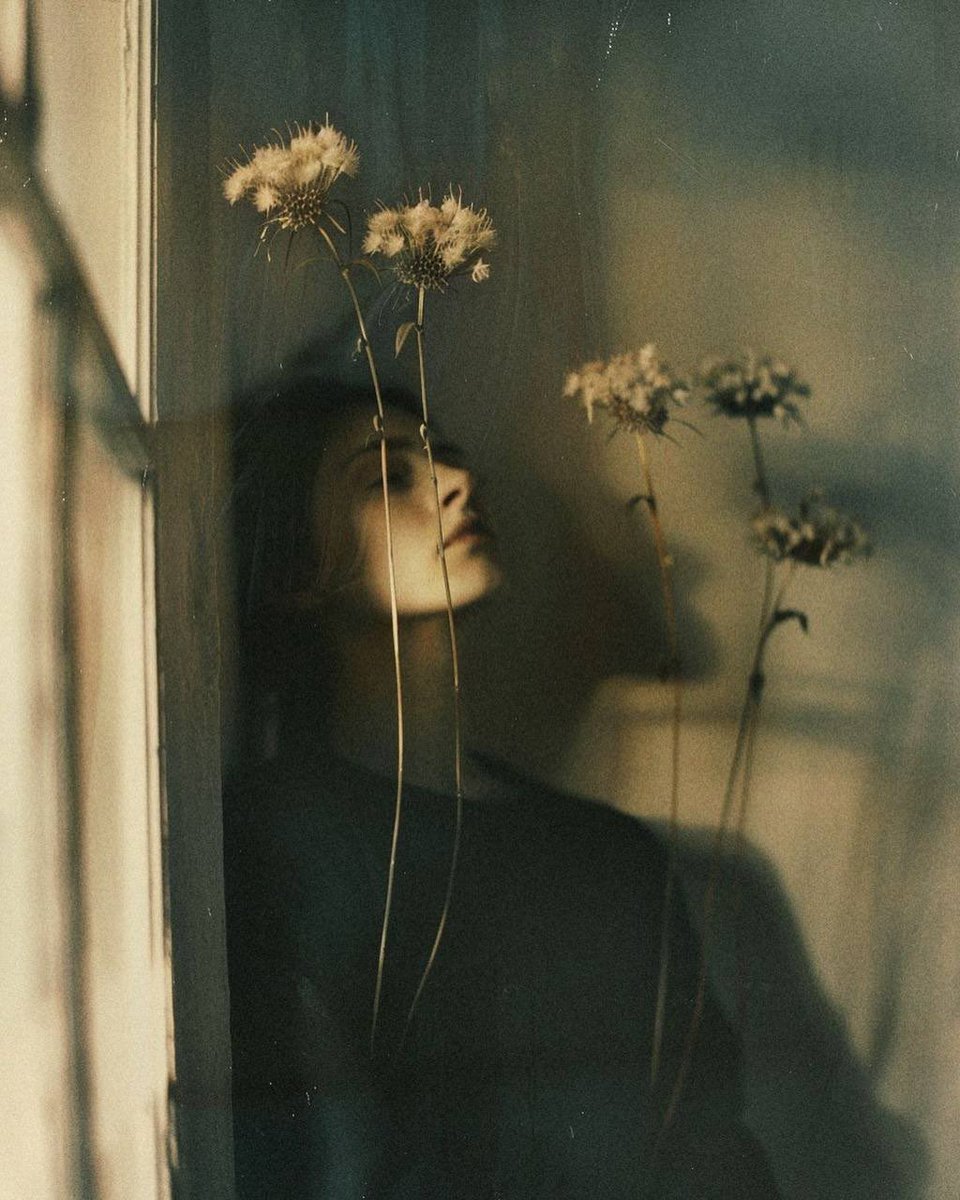 خنده می‌بینی ولی از گریهٔ دل غافلی
خانهٔ ما اندرون ابر است و بیرون آفتاب…

#فصیحی_‌هروی