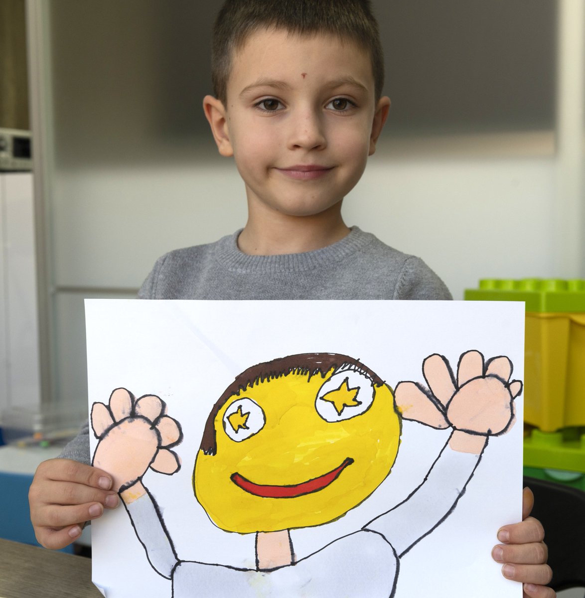 Když jsme Marečka poznali, jeho obrázky byly všechno, jen ne veselé. Ve školním slohu dokonce několikrát popsal, jak moc by chtěl nebýt. Právě škola nás oslovila, abychom Markovi a jeho mamince pomohli a dostali do dětského života radost a barvy.

sos-vesnicky.cz/blog/co-se-kre…