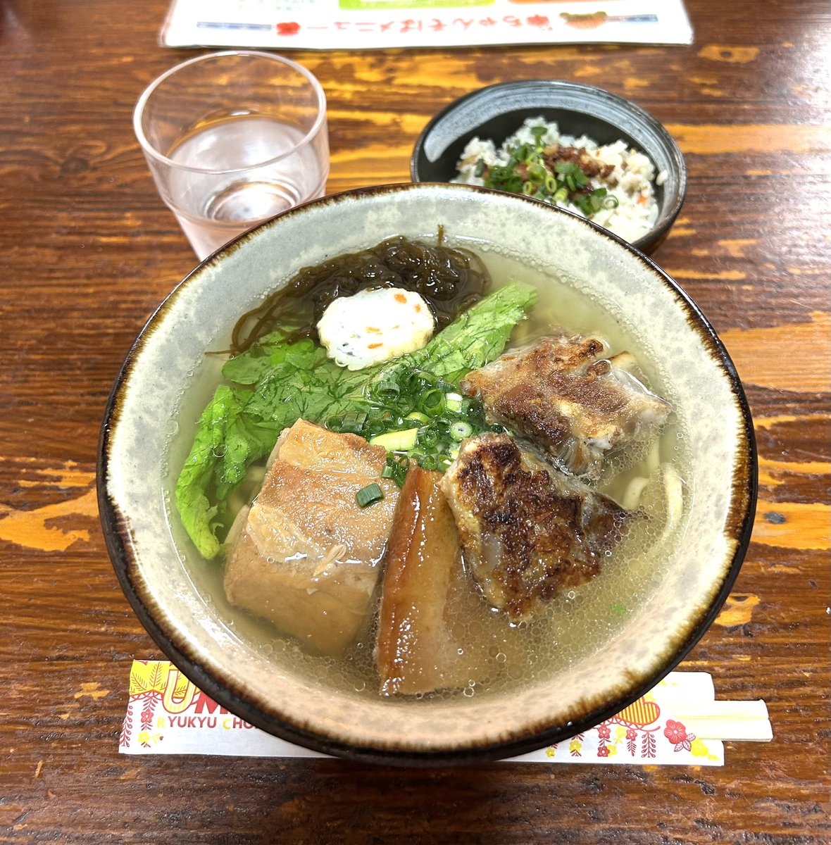 aichu5087's tweet image. 11/18午前〜夕方。美ら海水族館見学を希望するスタッフを乗せて向かう道中、名護市の有名な沖縄そば屋さん、幸ちゃんそばにて幸ちゃんそばセットを頂く。もずく麺に3種のお肉がそれぞれ美味しい。来てよかった😊

#幸ちゃんそば