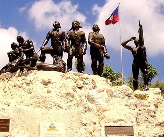 LuxThosh's tweet photo. « Le 18 novembre, rendons hommage à la Bataille de Vertières. »  Honneur et gloire à nos aïeux qui nous ont transmis la liberté. Édifions notre futur en perpétuant leur courage exemplaire. » 
#CPT #primatureHT
#CitoyenDidier
#Laurentst_cyr https://t.co/RuAuqusjnc