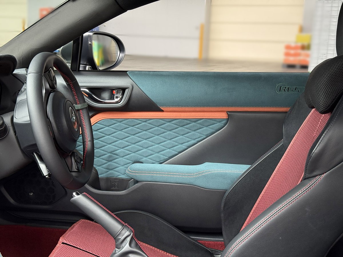 customline_sgrc's tweet image. カスタムラインのカスタマイズは、スエード素材やステッチの色も自由に選べる多彩なカラー展開✨
カスタマイズを検討中の方にはサンプル品もお届けしています。

公式HPではカラーイメージも公開中！
ぜひカスタマイズのイメージを膨らませてみてください☺️